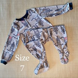 ✔️ SOLD 📬 EUC Boys Carter’s Footed Pajamas